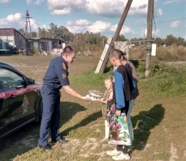 Сотрудники Новоалтайского МСО СУ СКР по Алтайскому краю навестили многодетную семью, проживающую в Первомайском районе