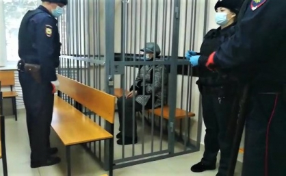 Перед судом предстали жительница Шелаболихинского района и её сожитель, обвиняемые в истязании троих малолетних детей